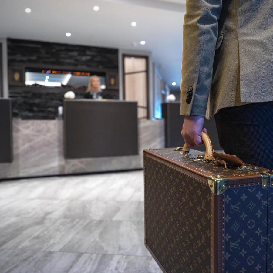Boulevard Hotel Blackpool Eksteriør billede A guest checking in at a hotel