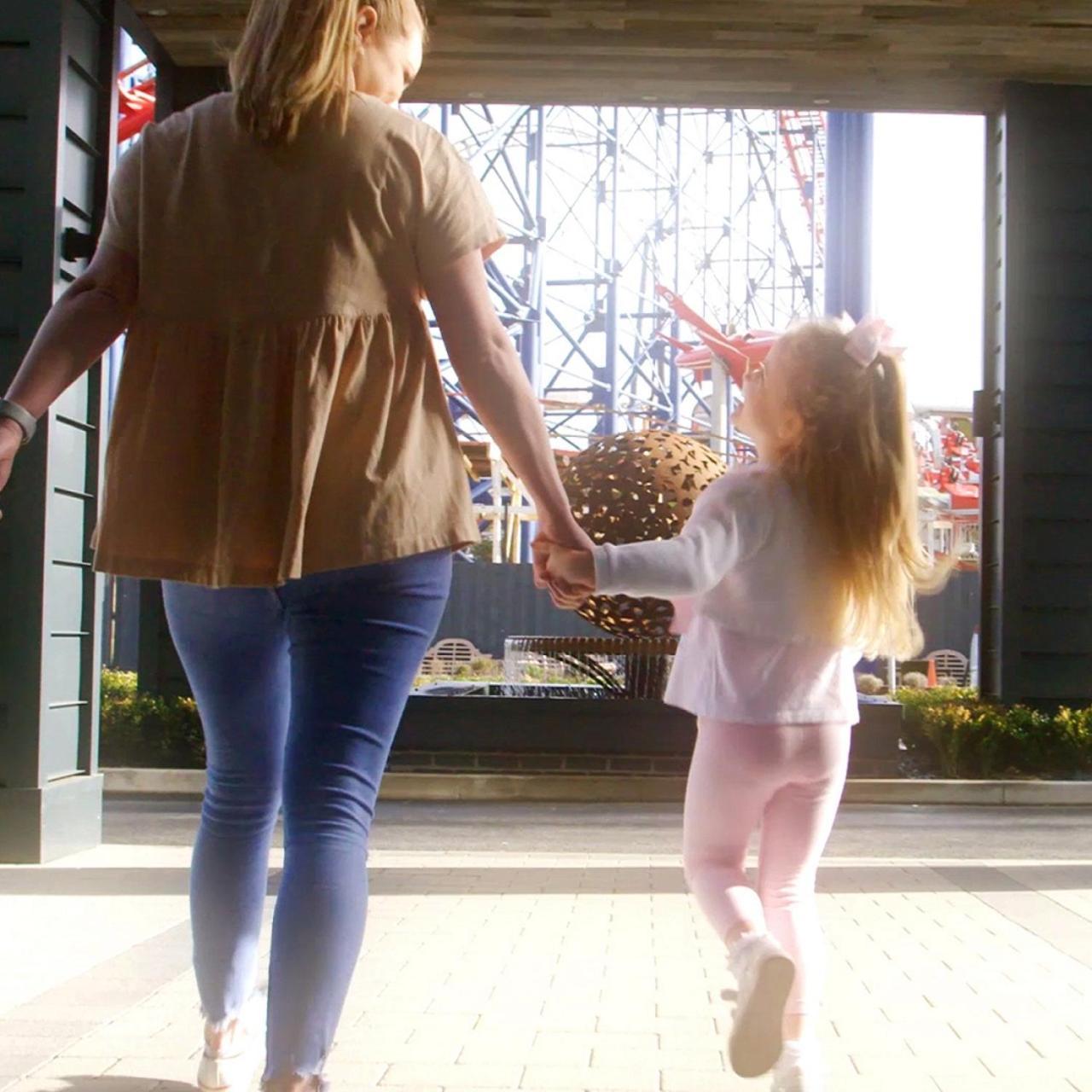 Boulevard Hotel Blackpool Eksteriør billede A mother and her daughter