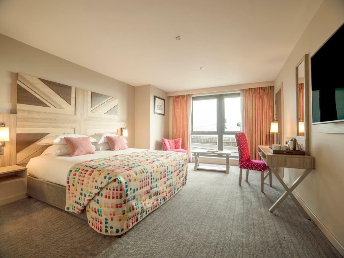 Boulevard Hotel Blackpool Eksteriør billede A bedroom at the Hilton London Heathrow